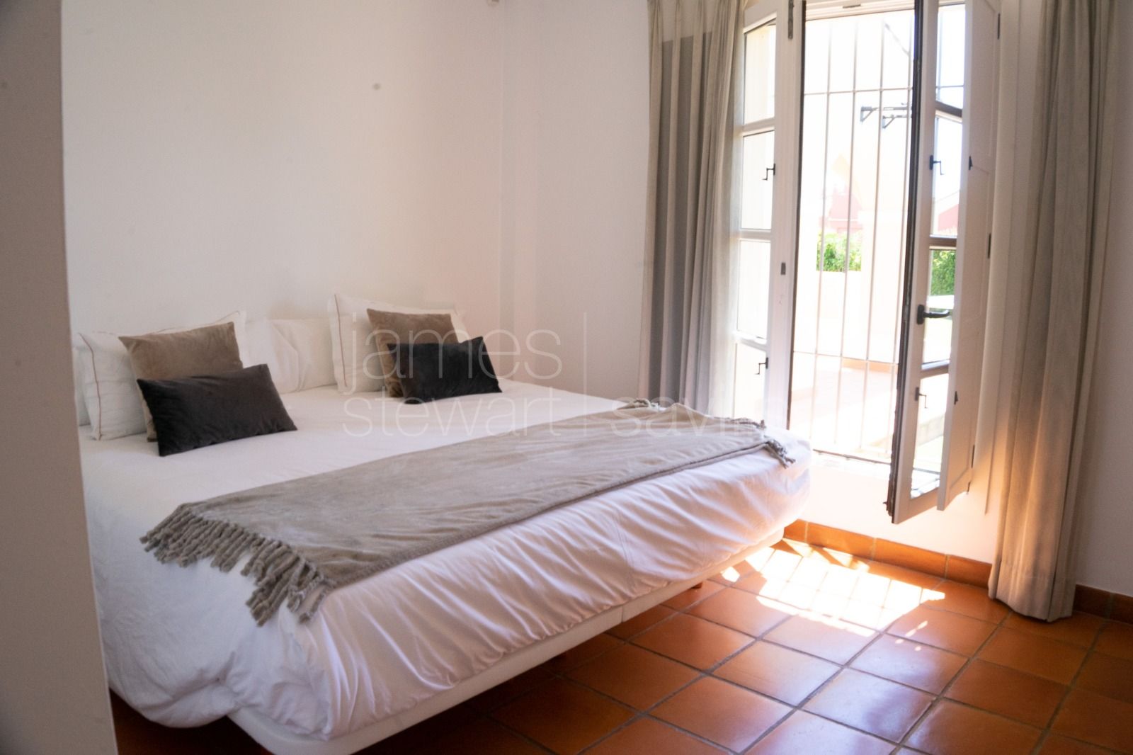 Encantadora villa de estilo andaluz en venta en Los Cortijos de la Reserva, Sotogrande