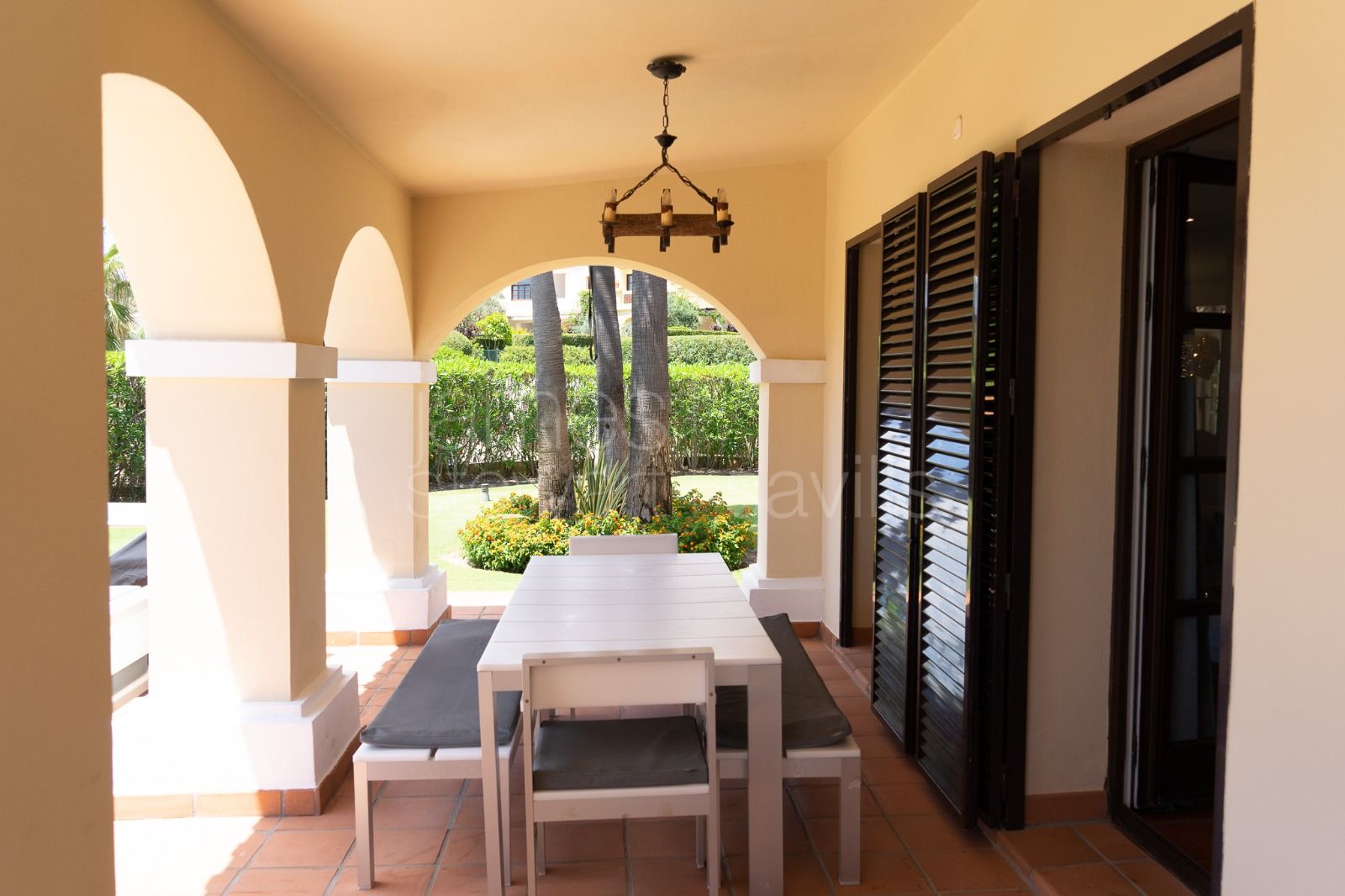 Encantadora villa de estilo andaluz en venta en Los Cortijos de la Reserva, Sotogrande