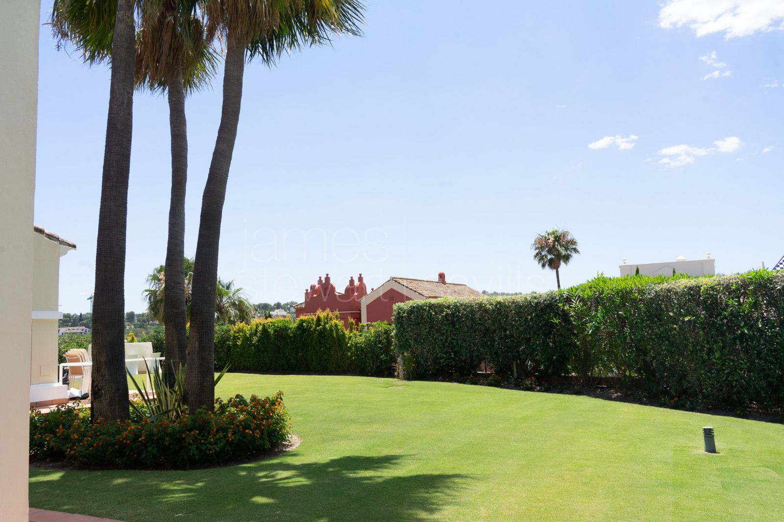 Encantadora villa de estilo andaluz en venta en Los Cortijos de la Reserva, Sotogrande