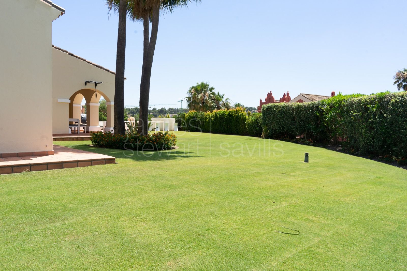 Encantadora villa de estilo andaluz en venta en Los Cortijos de la Reserva, Sotogrande