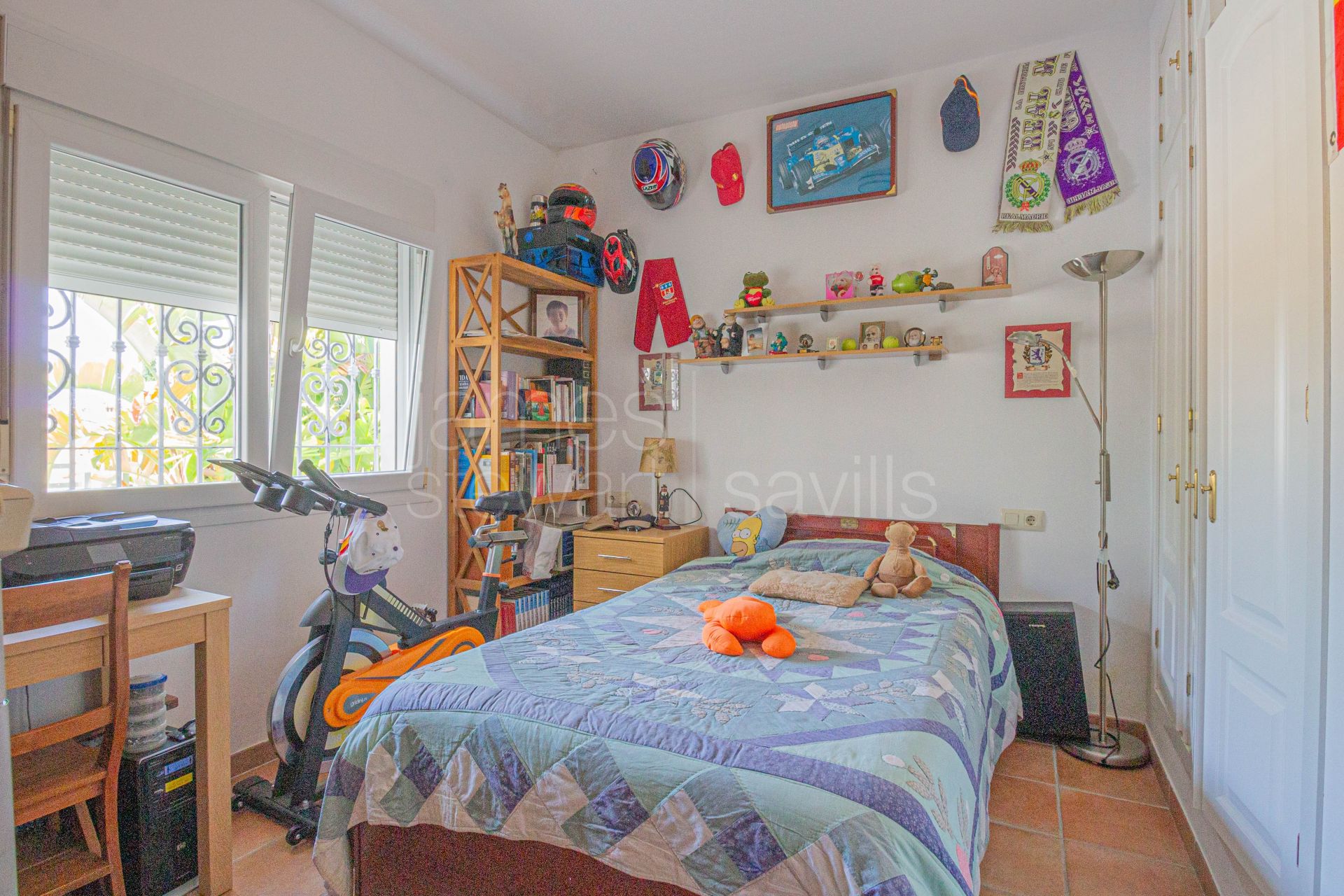 Renovated villa with pool and double garage in Pueblo Nuevo de Guadiaro
