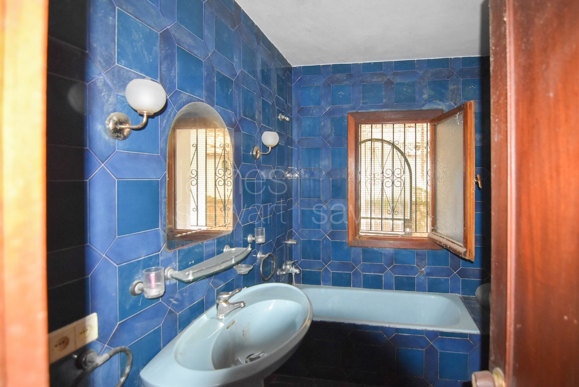 Casa para reformar en venta en Pueblo Nuevo de Guadiaro con piscina y jardín