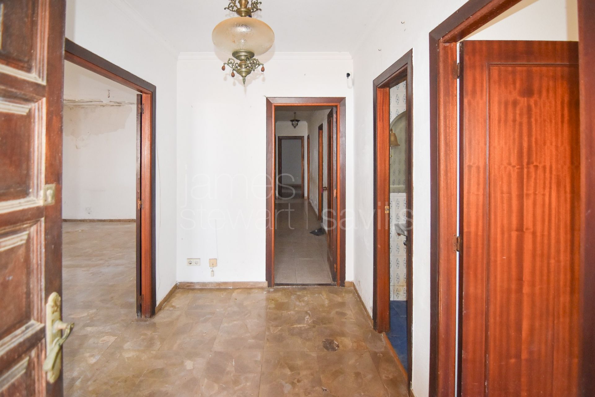 Casa para reformar en venta en Pueblo Nuevo de Guadiaro con piscina y jardín