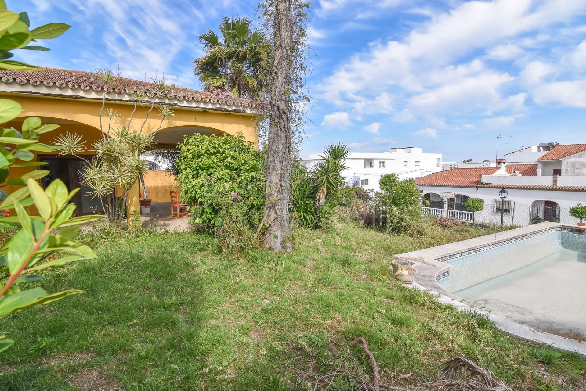 Casa para reformar en venta en Pueblo Nuevo de Guadiaro con piscina y jardín