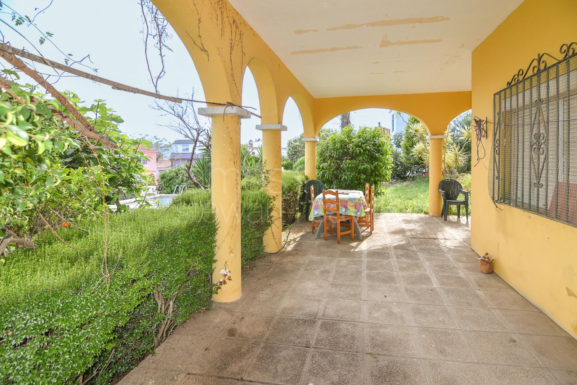 Casa para reformar en venta en Pueblo Nuevo de Guadiaro con piscina y jardín
