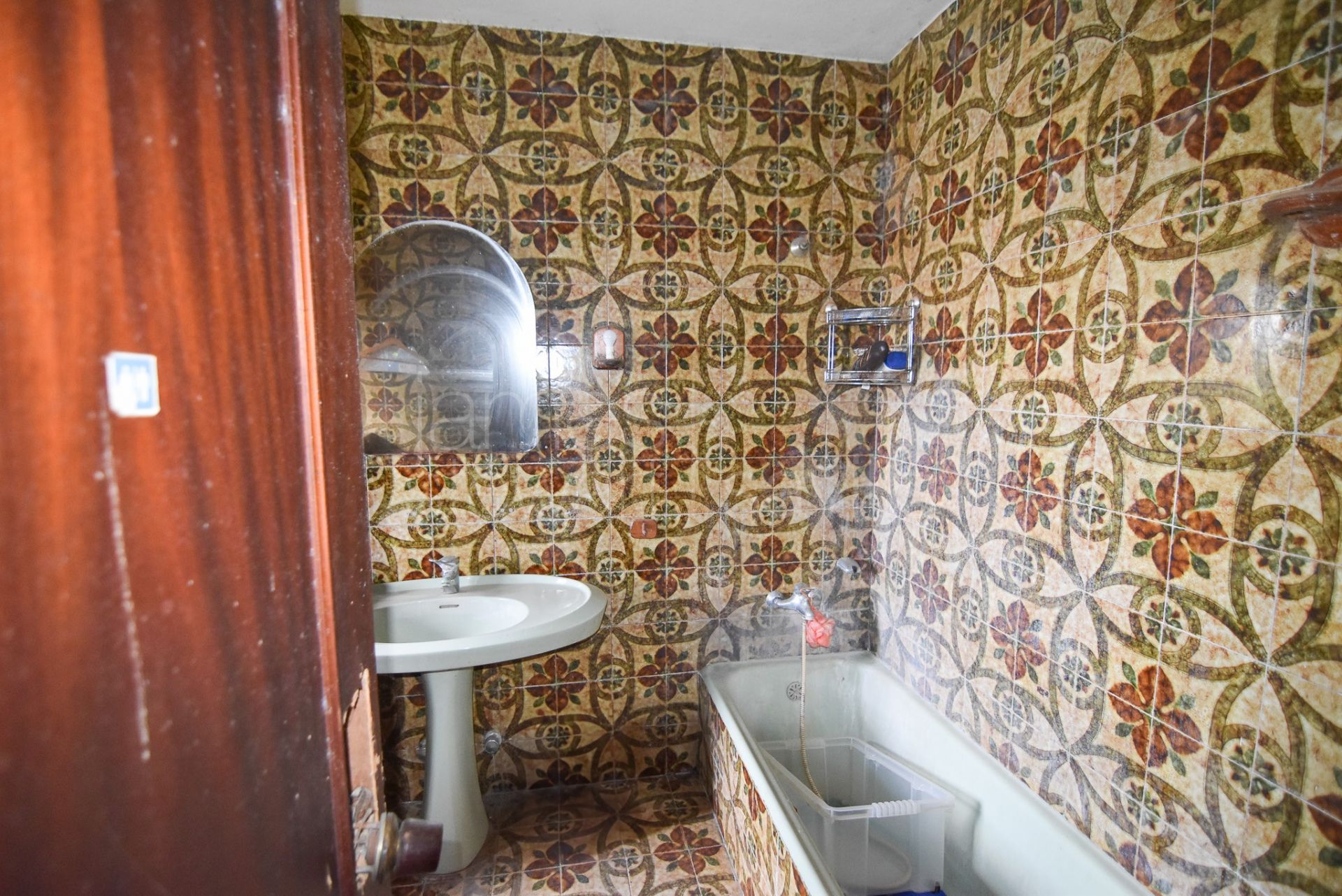 Casa para reformar en venta en Pueblo Nuevo de Guadiaro con piscina y jardín