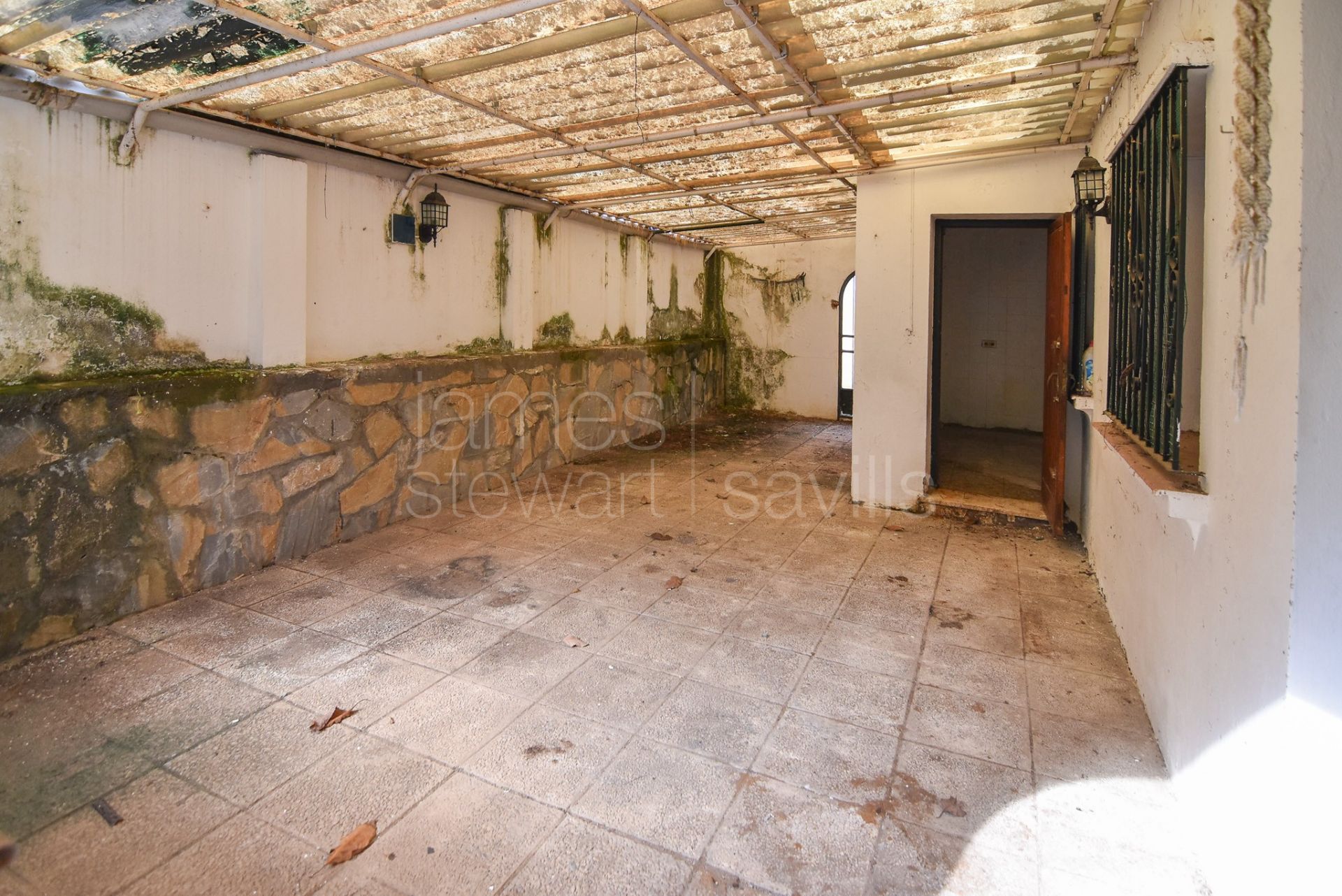 Casa para reformar en venta en Pueblo Nuevo de Guadiaro con piscina y jardín
