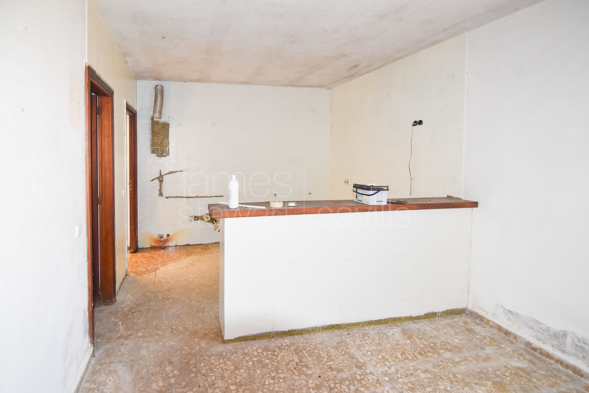 Casa para reformar en venta en Pueblo Nuevo de Guadiaro con piscina y jardín