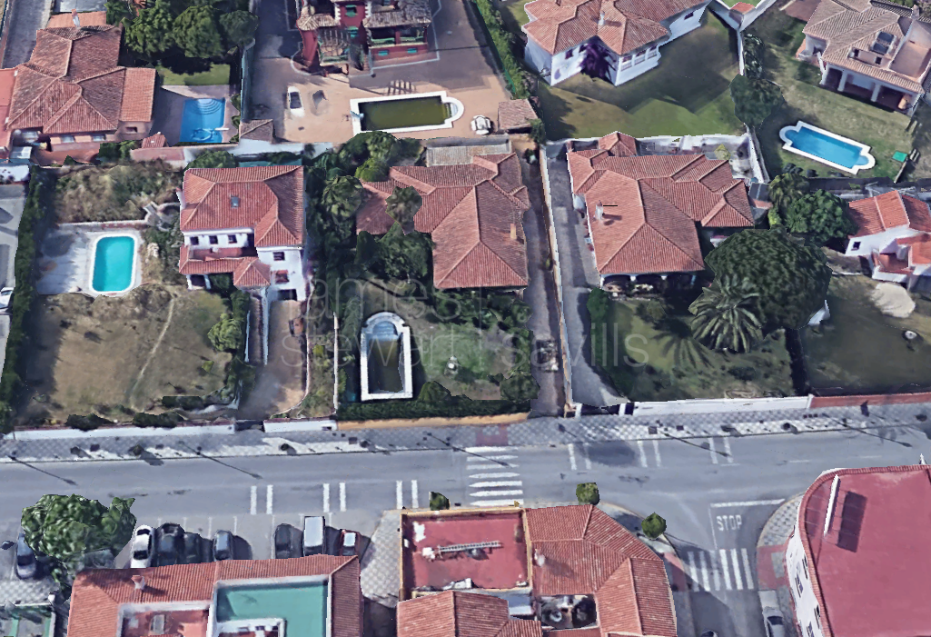 Casa para reformar en venta en Pueblo Nuevo de Guadiaro con piscina y jardín