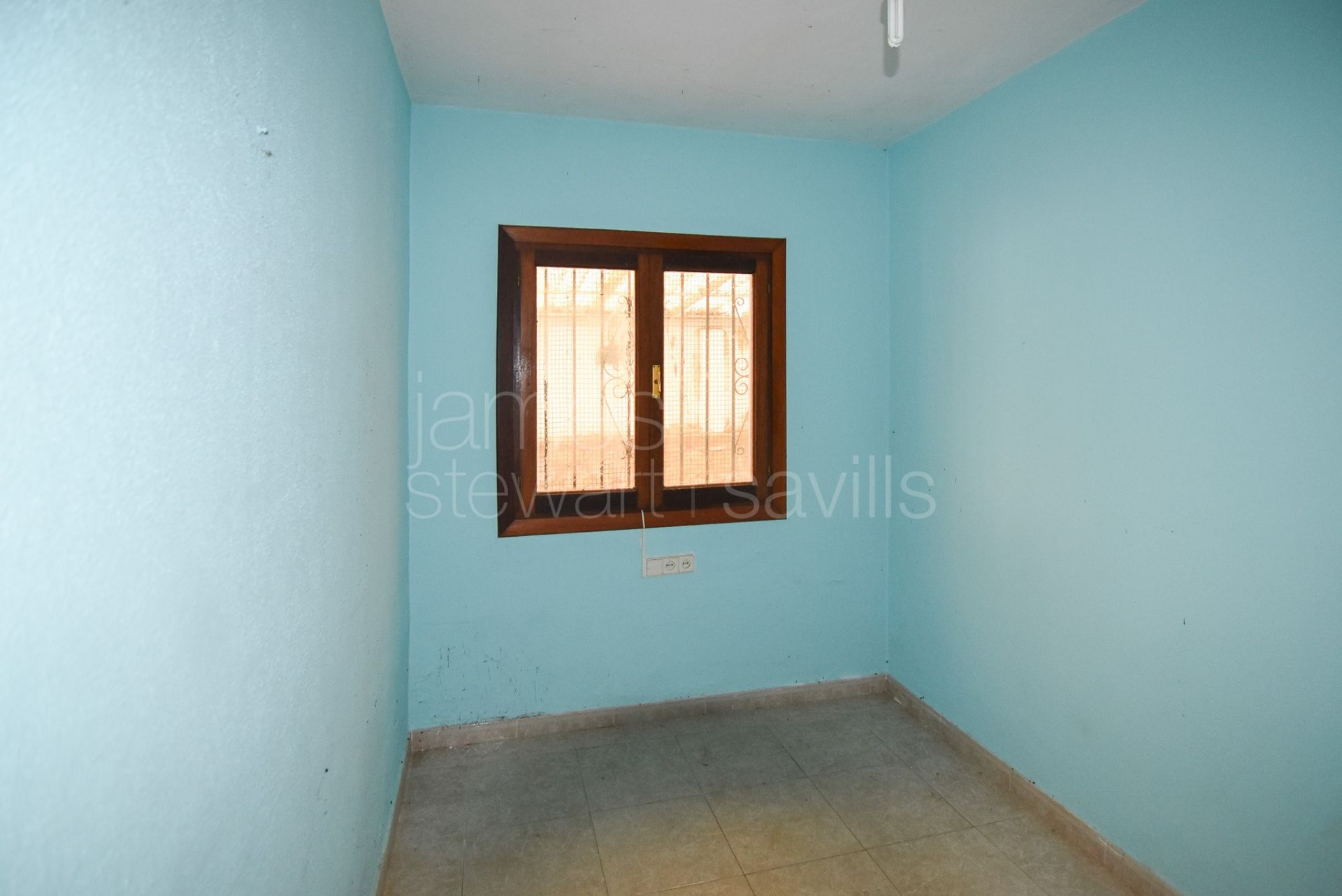 Casa para reformar en venta en Pueblo Nuevo de Guadiaro con piscina y jardín