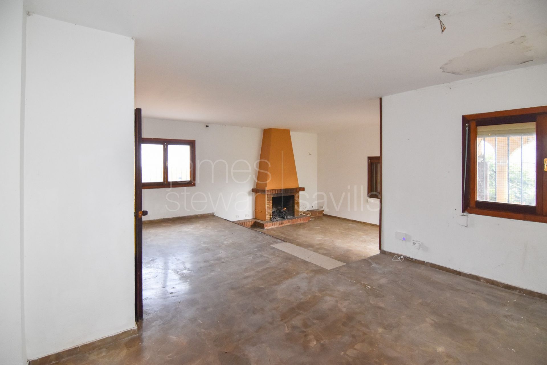 Casa para reformar en venta en Pueblo Nuevo de Guadiaro con piscina y jardín