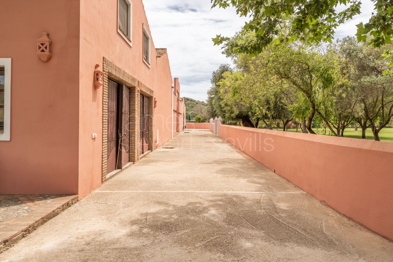 Finca Ecuestre de Alto Nivel en Jimena de la Frontera con 7 Hectáreas y Cuadras para 36 Caballos