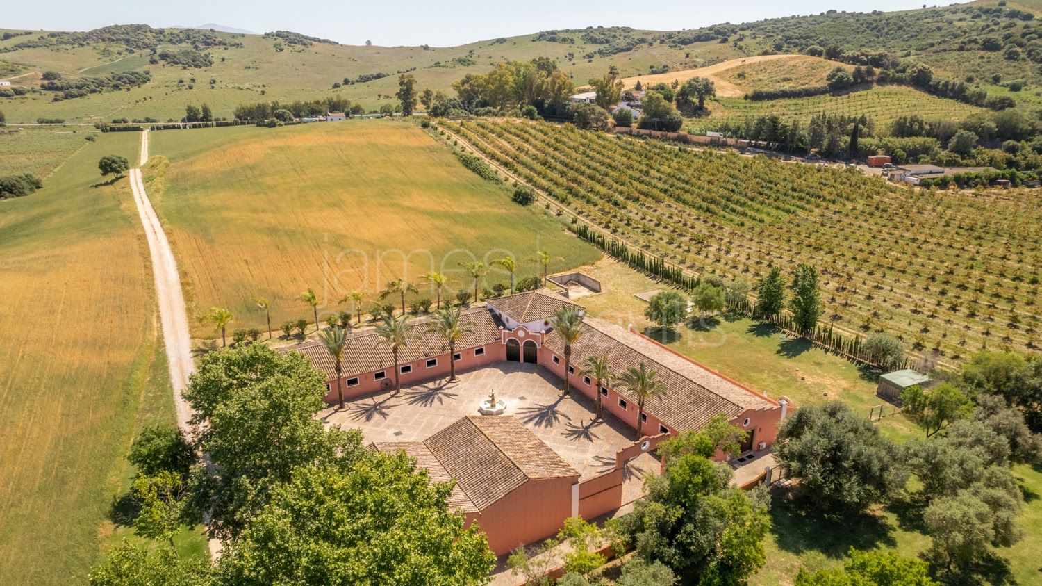Finca Ecuestre de Alto Nivel en Jimena de la Frontera con 7 Hectáreas y Cuadras para 36 Caballos