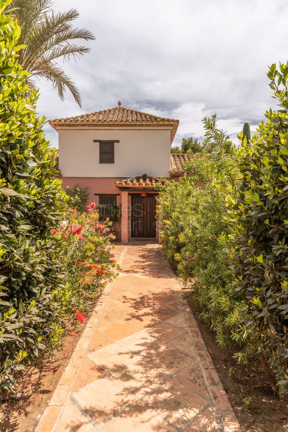 Finca Ecuestre de Alto Nivel en Jimena de la Frontera con 7 Hectáreas y Cuadras para 36 Caballos