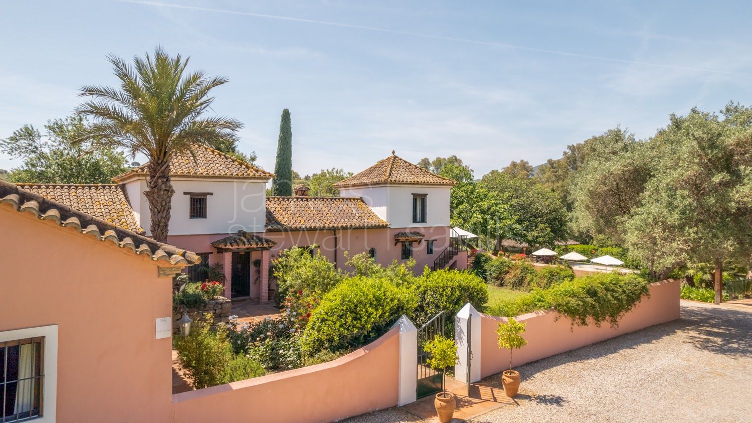 Finca Ecuestre de Alto Nivel en Jimena de la Frontera con 7 Hectáreas y Cuadras para 36 Caballos