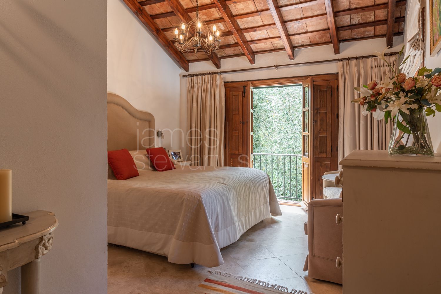 Finca Ecuestre de Alto Nivel en Jimena de la Frontera con 7 Hectáreas y Cuadras para 36 Caballos