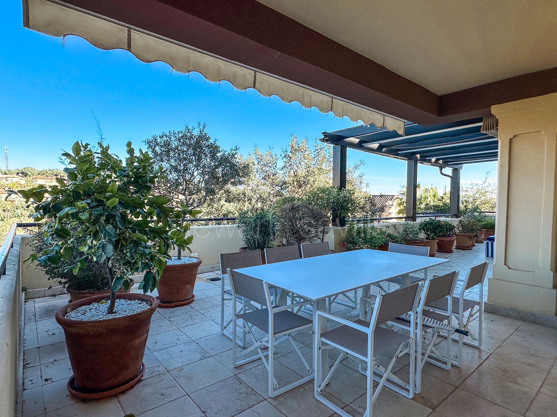 Ático Dúplex en Valgrande, Sotogrande – Privacidad, Luz Natural y Excelentes Zonas Comunes