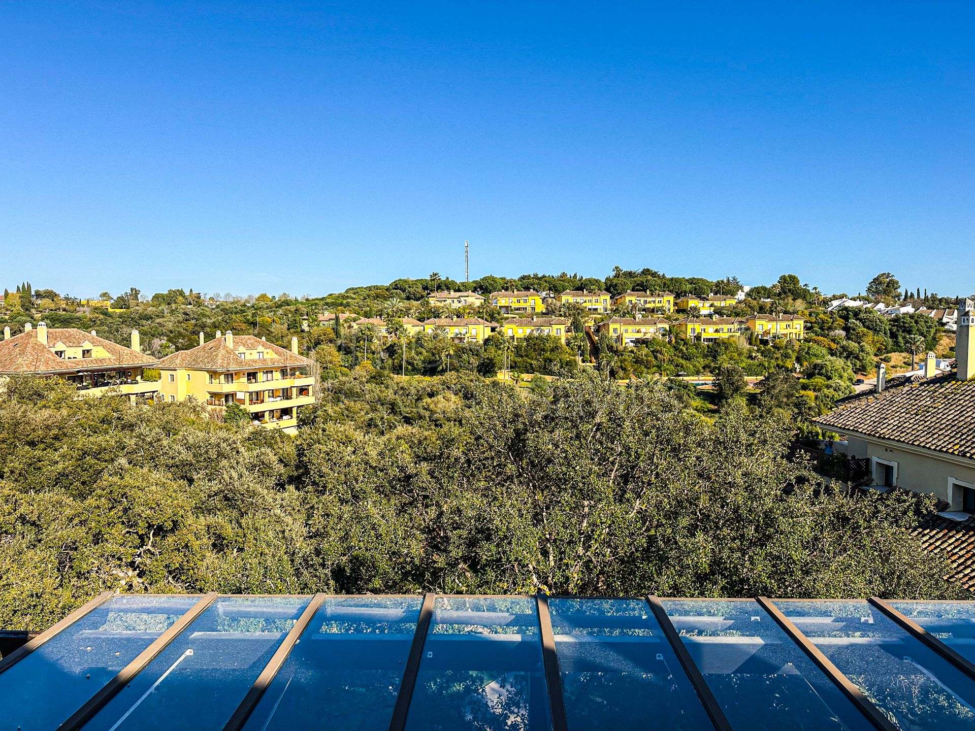 Ático Dúplex en Valgrande, Sotogrande – Privacidad, Luz Natural y Excelentes Zonas Comunes