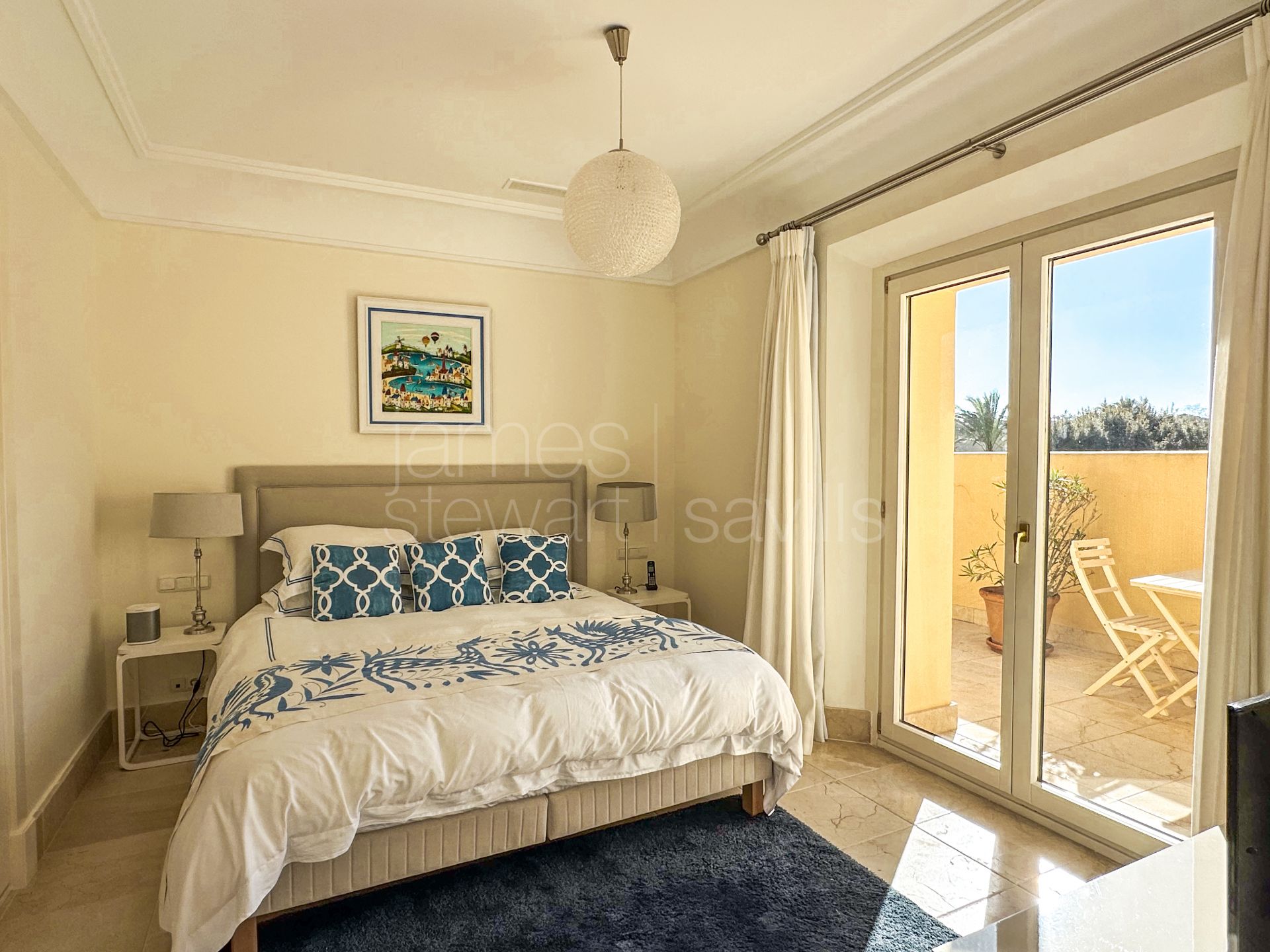 Ático Dúplex en Valgrande, Sotogrande – Privacidad, Luz Natural y Excelentes Zonas Comunes