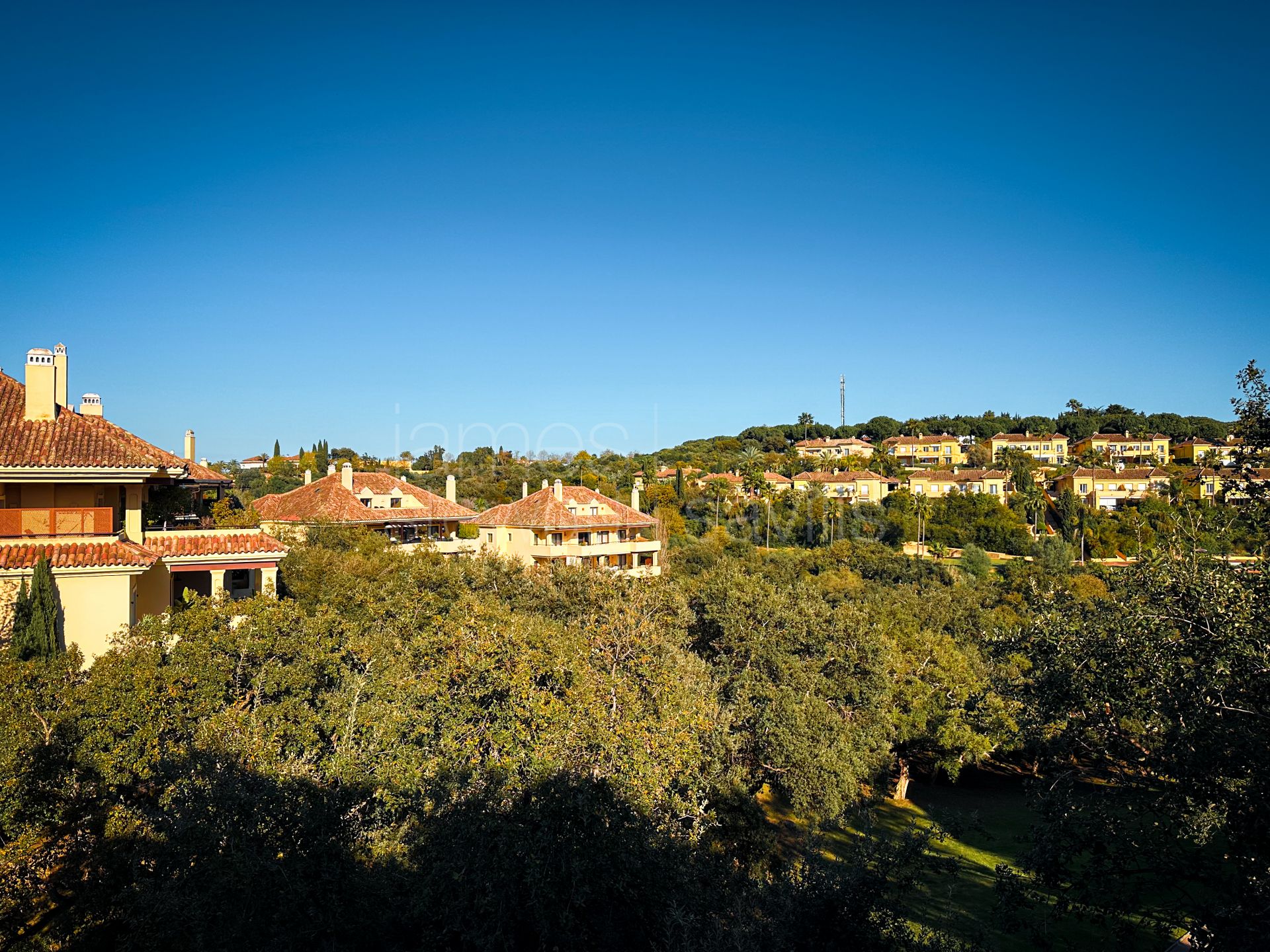 Ático Dúplex en Valgrande, Sotogrande – Privacidad, Luz Natural y Excelentes Zonas Comunes