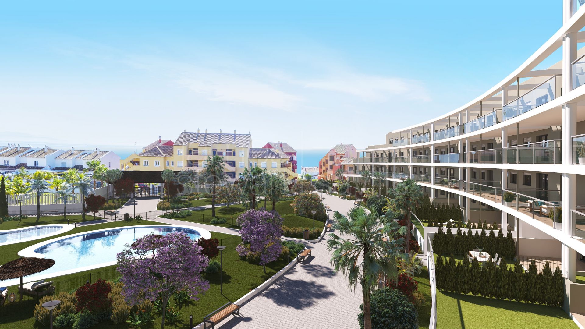 Ático con Vistas al Mar en Venta en Manilva – 3 Dormitorios, Terraza Grande y Cerca de la Playa