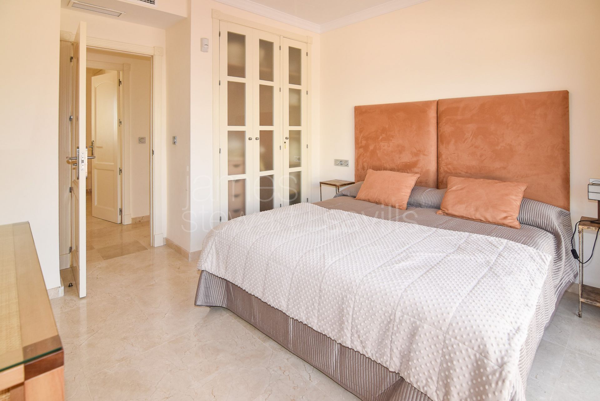 Duplex penthouse with solarium in the San Roque Club with lovely frontal sea views