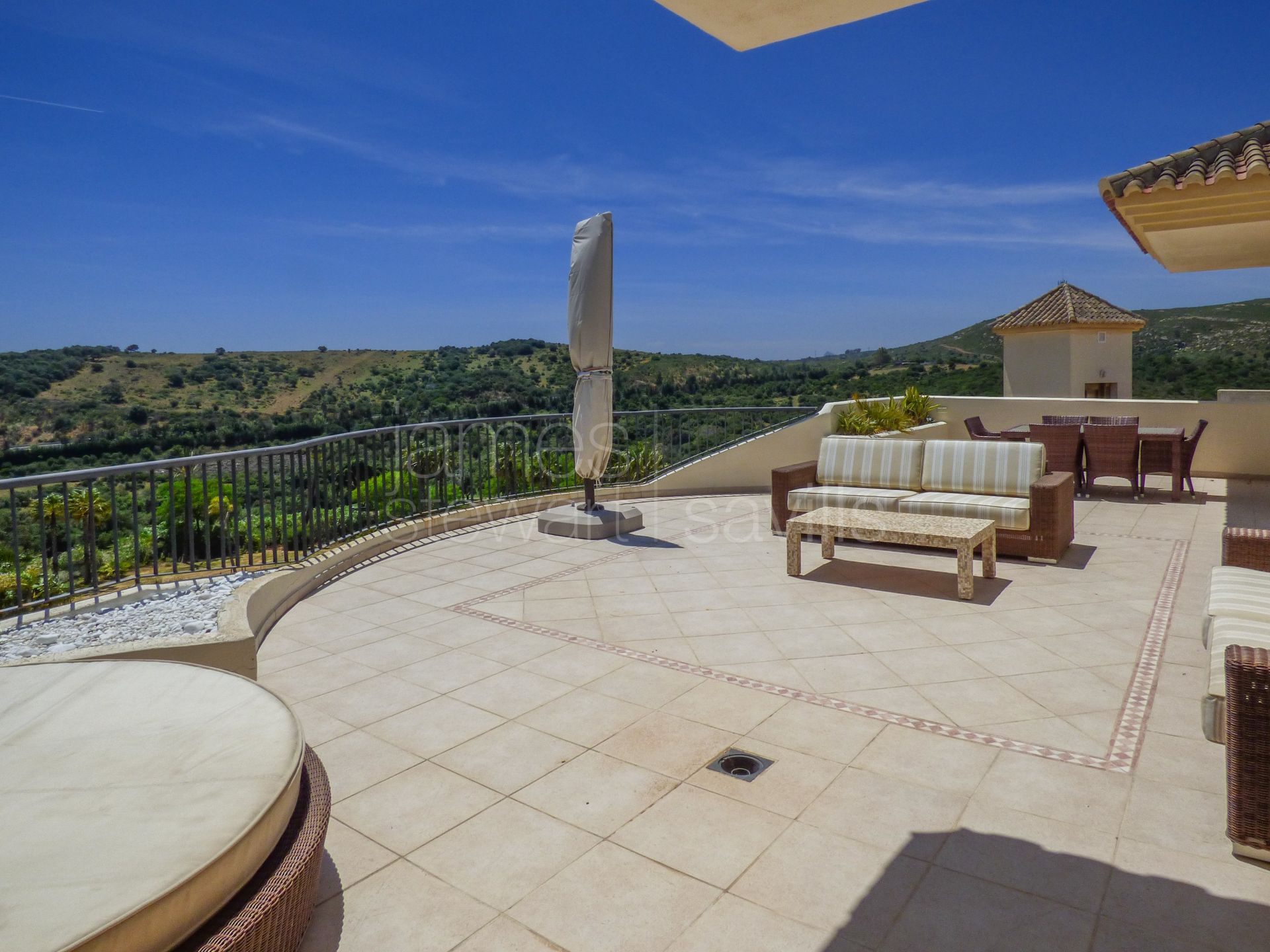Duplex penthouse with solarium in the San Roque Club with lovely sea views