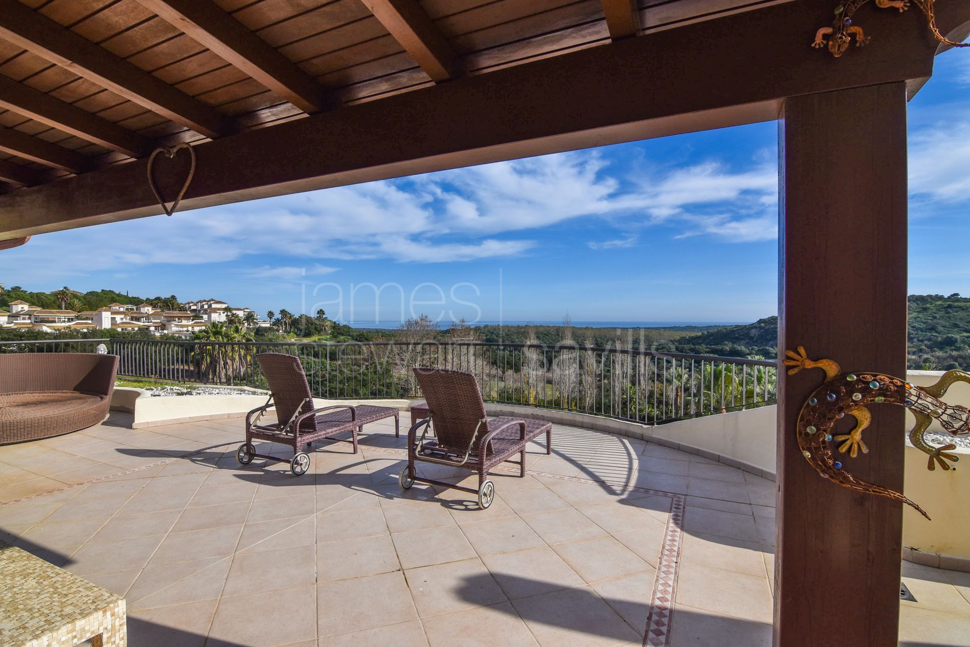 Duplex penthouse with solarium in the San Roque Club with lovely sea views