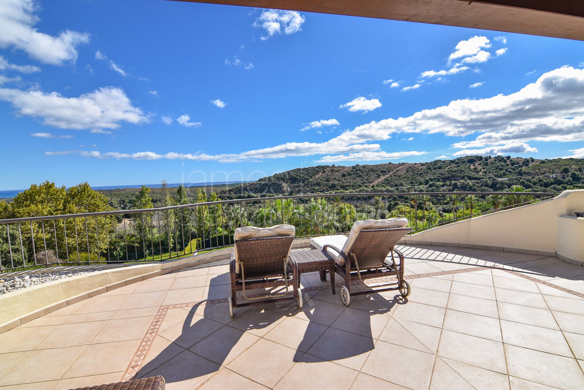 Duplex penthouse with solarium in the San Roque Club with lovely frontal sea views