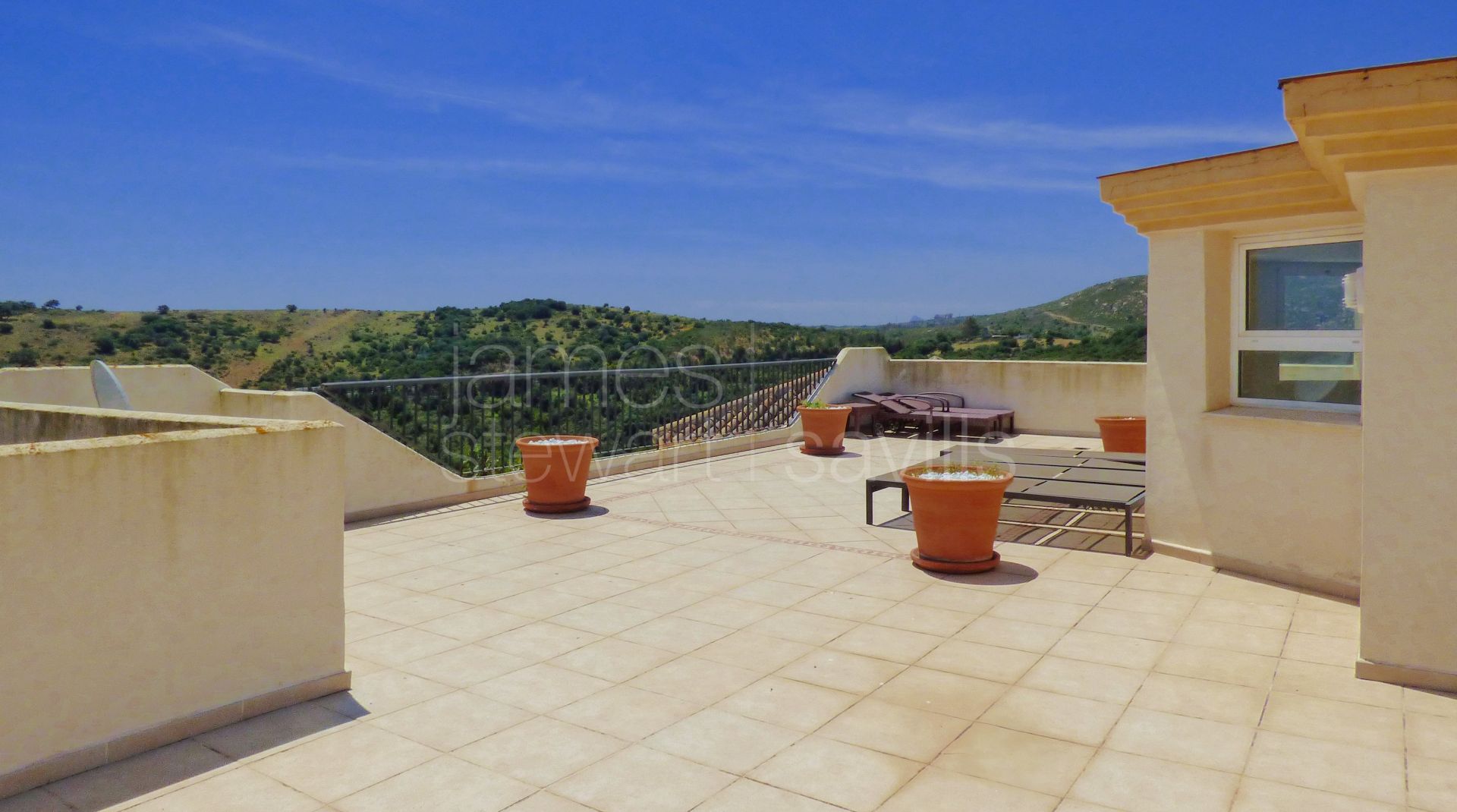 Duplex penthouse with solarium in the San Roque Club with lovely sea views