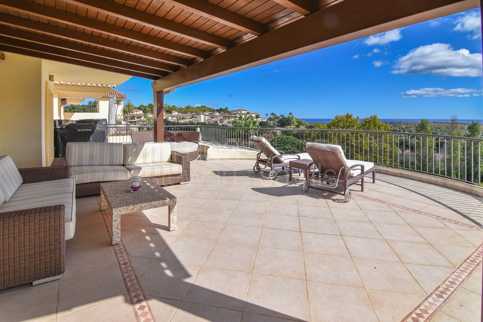 Duplex penthouse with solarium in the San Roque Club with lovely frontal sea views
