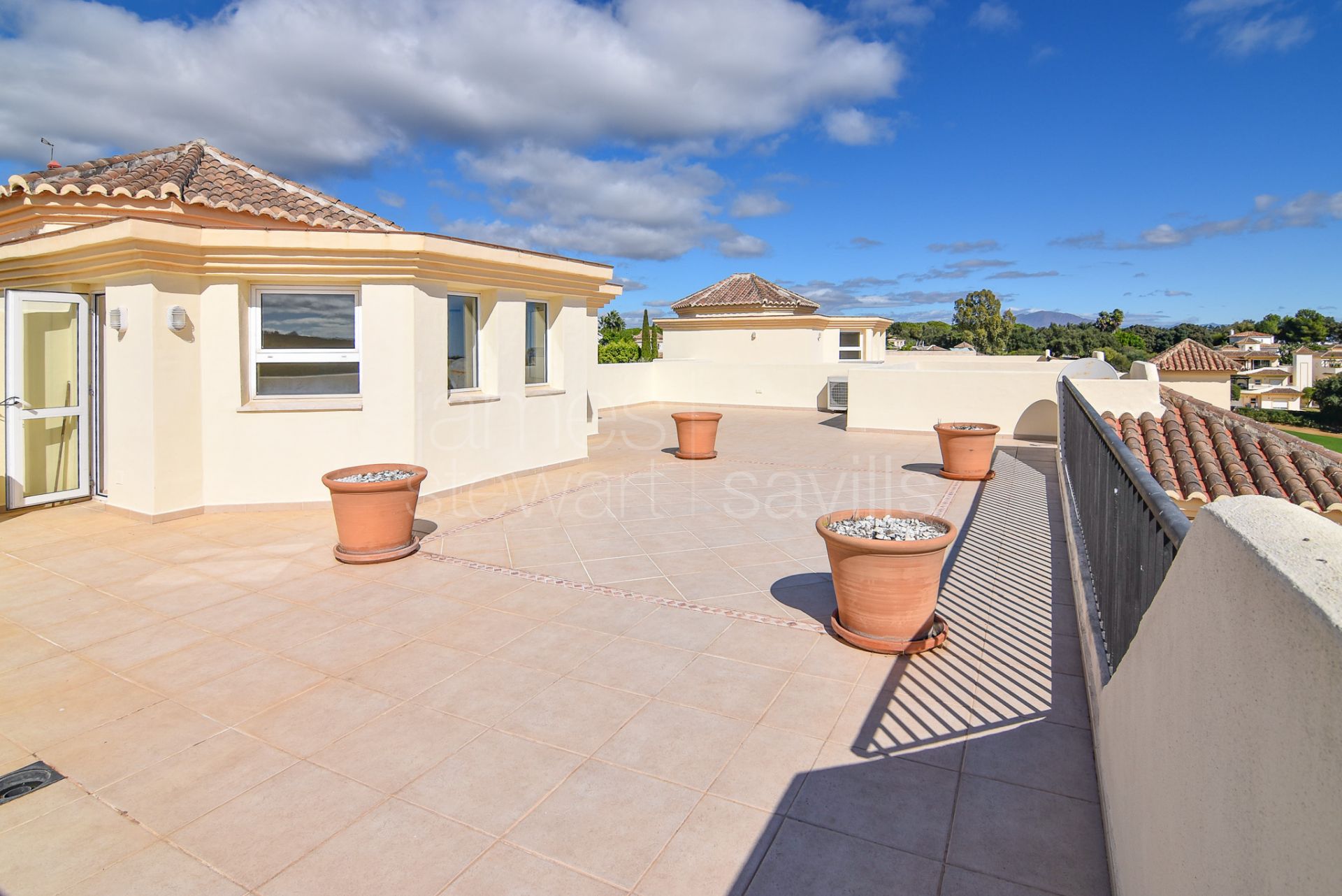 Duplex penthouse with solarium in the San Roque Club with lovely frontal sea views