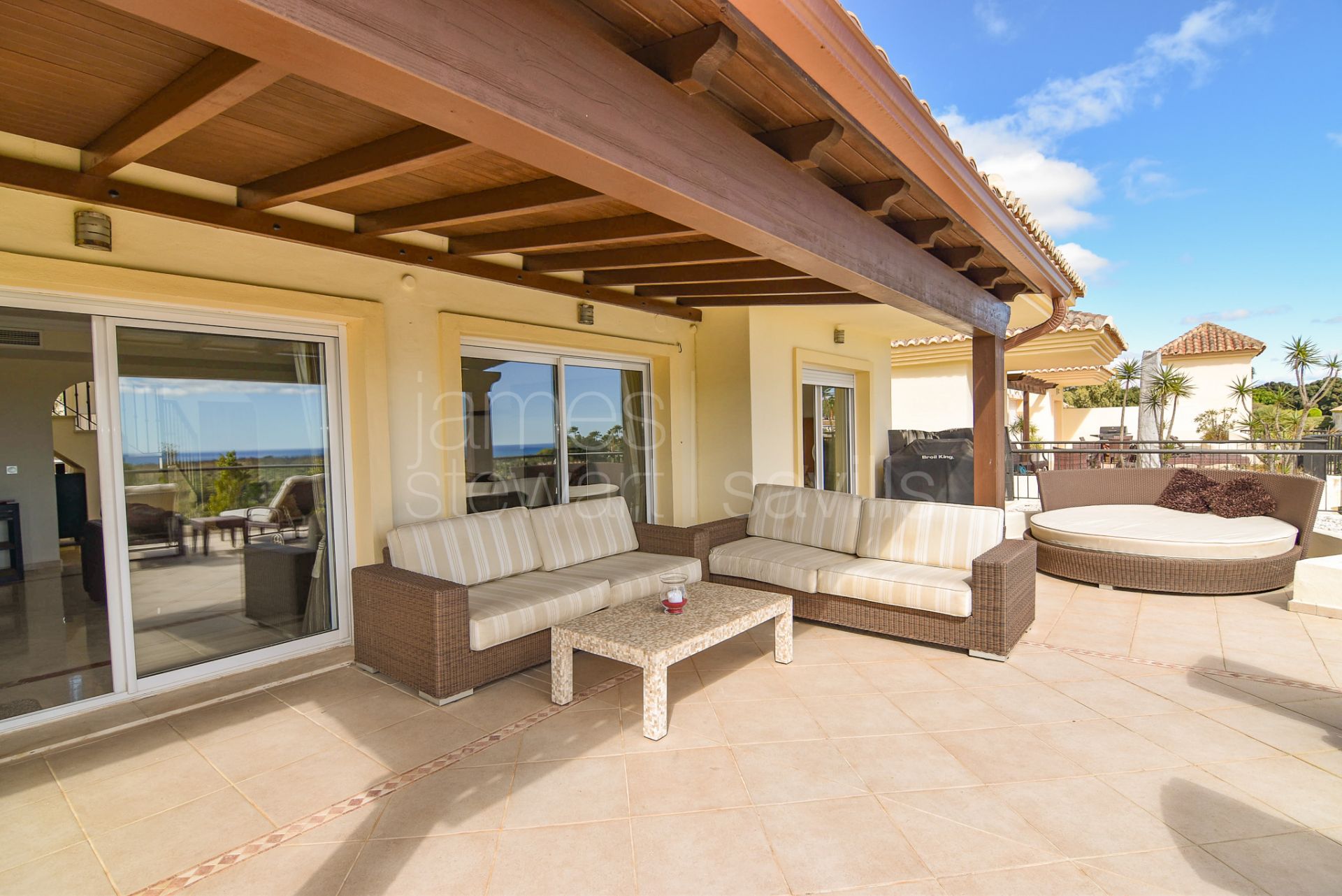 Duplex penthouse with solarium in the San Roque Club with lovely frontal sea views