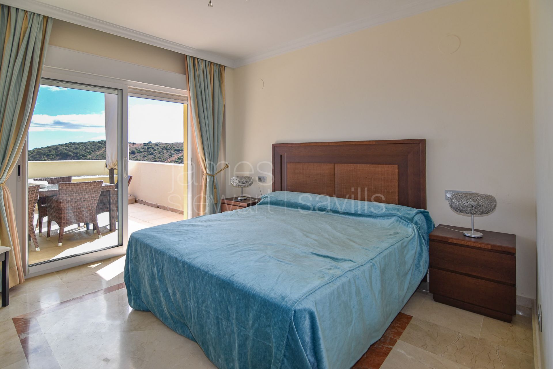 Duplex penthouse with solarium in the San Roque Club with lovely frontal sea views