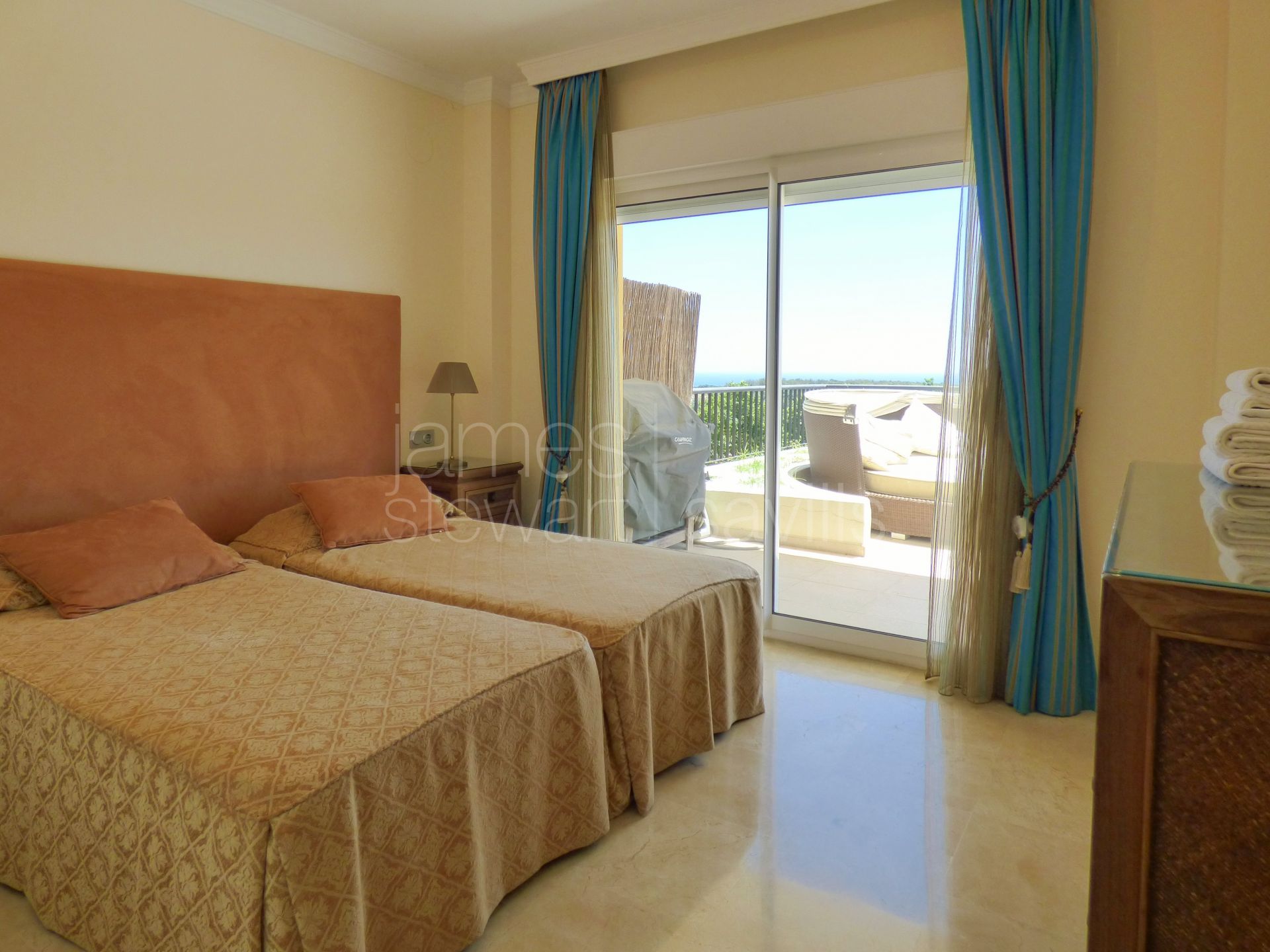 Duplex penthouse with solarium in the San Roque Club with lovely sea views