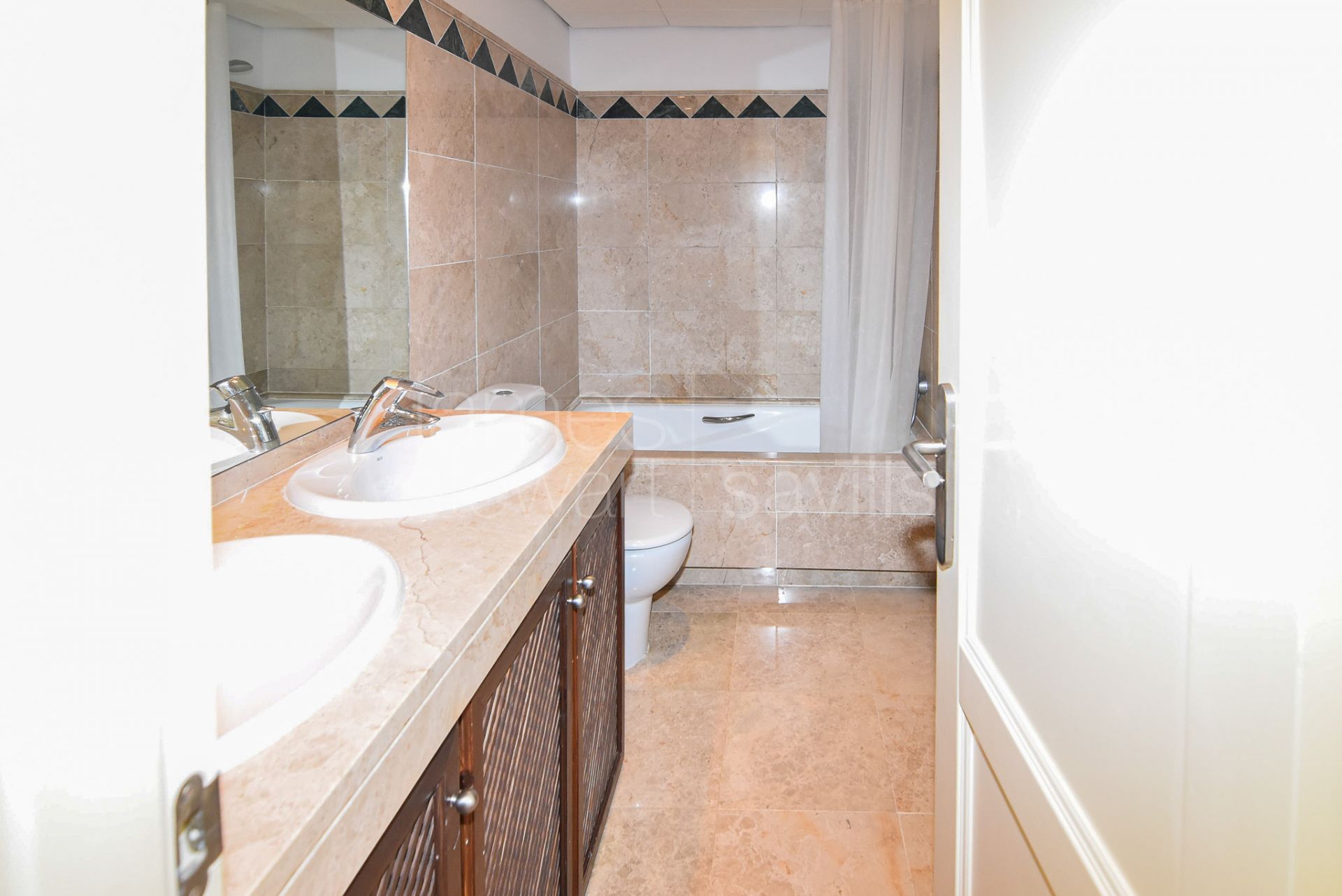 Duplex penthouse with solarium in the San Roque Club with lovely frontal sea views