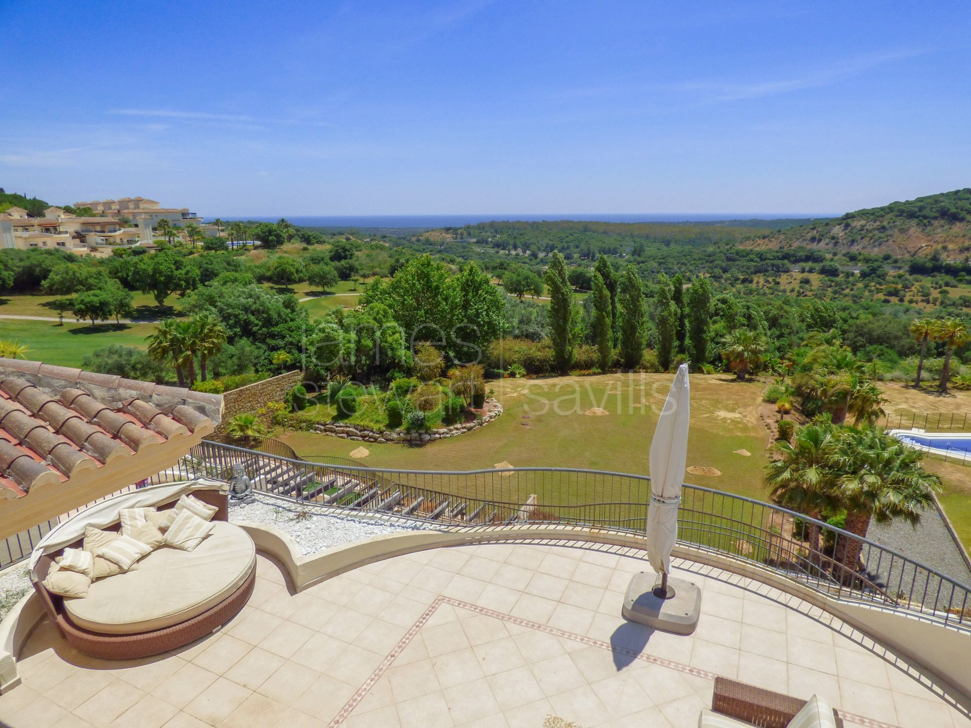 Duplex penthouse with solarium in the San Roque Club with lovely sea views