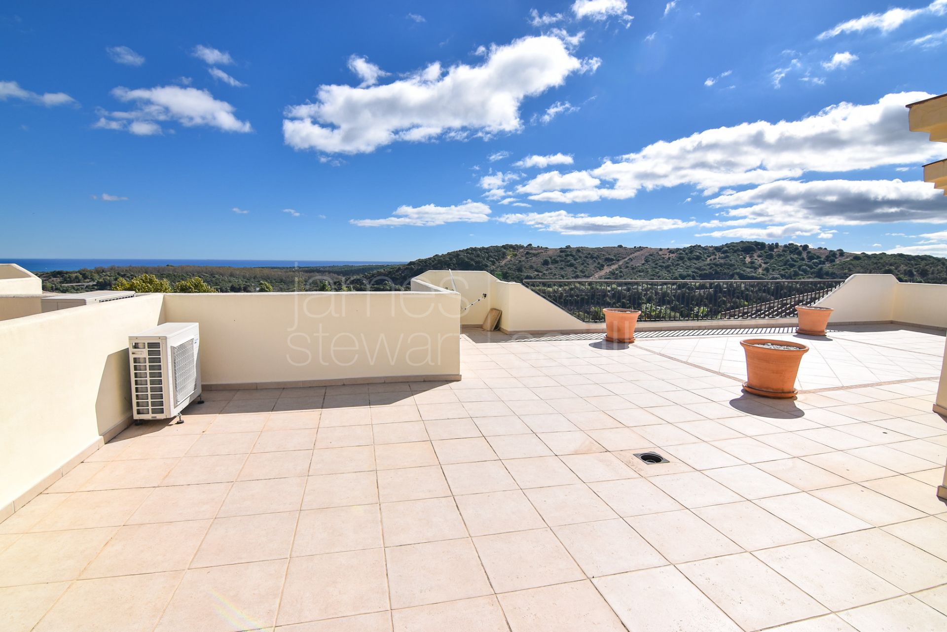 Duplex penthouse with solarium in the San Roque Club with lovely frontal sea views