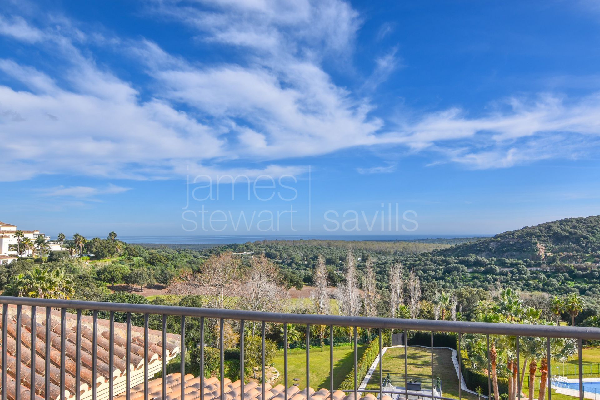 Duplex penthouse with solarium in the San Roque Club with lovely sea views