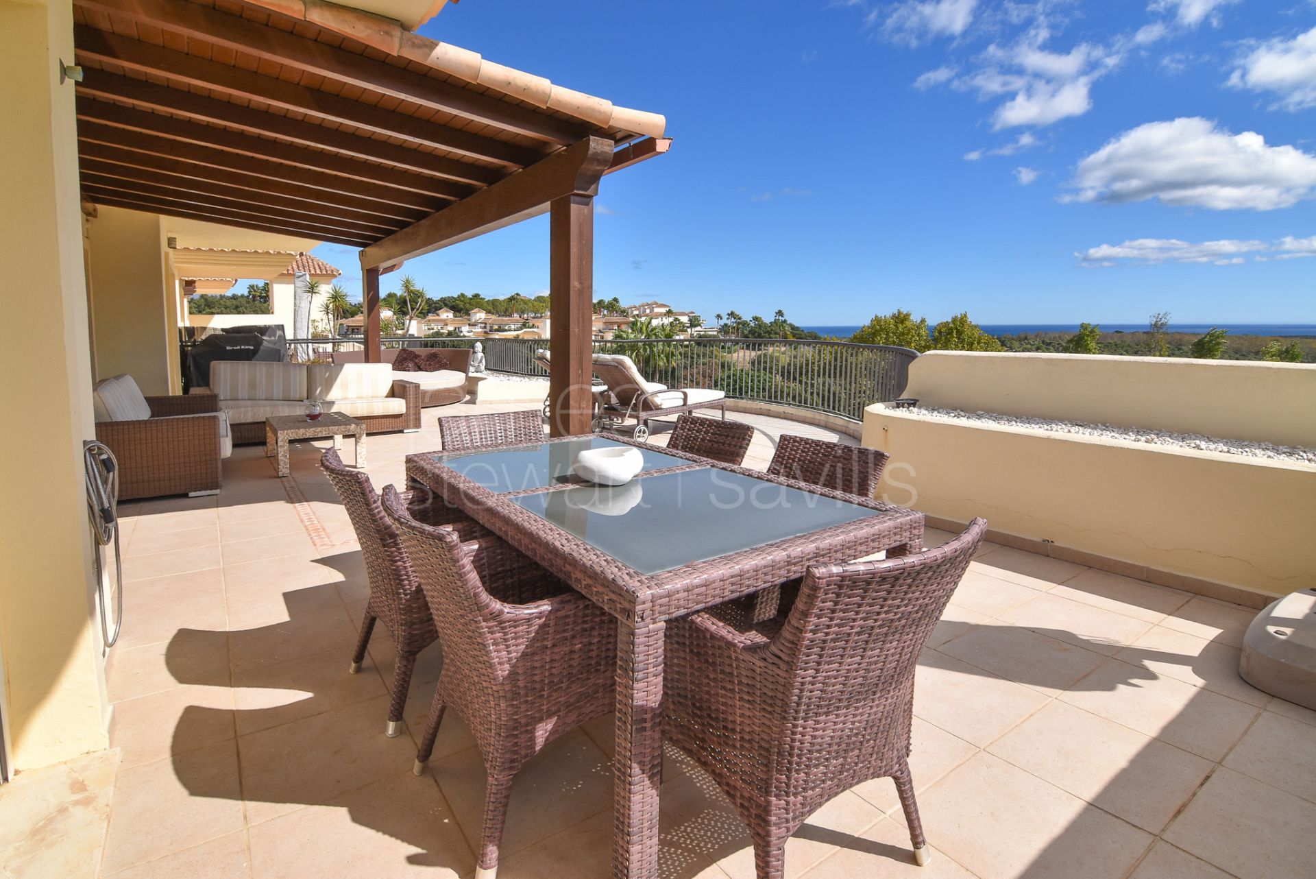 Duplex penthouse with solarium in the San Roque Club with lovely frontal sea views
