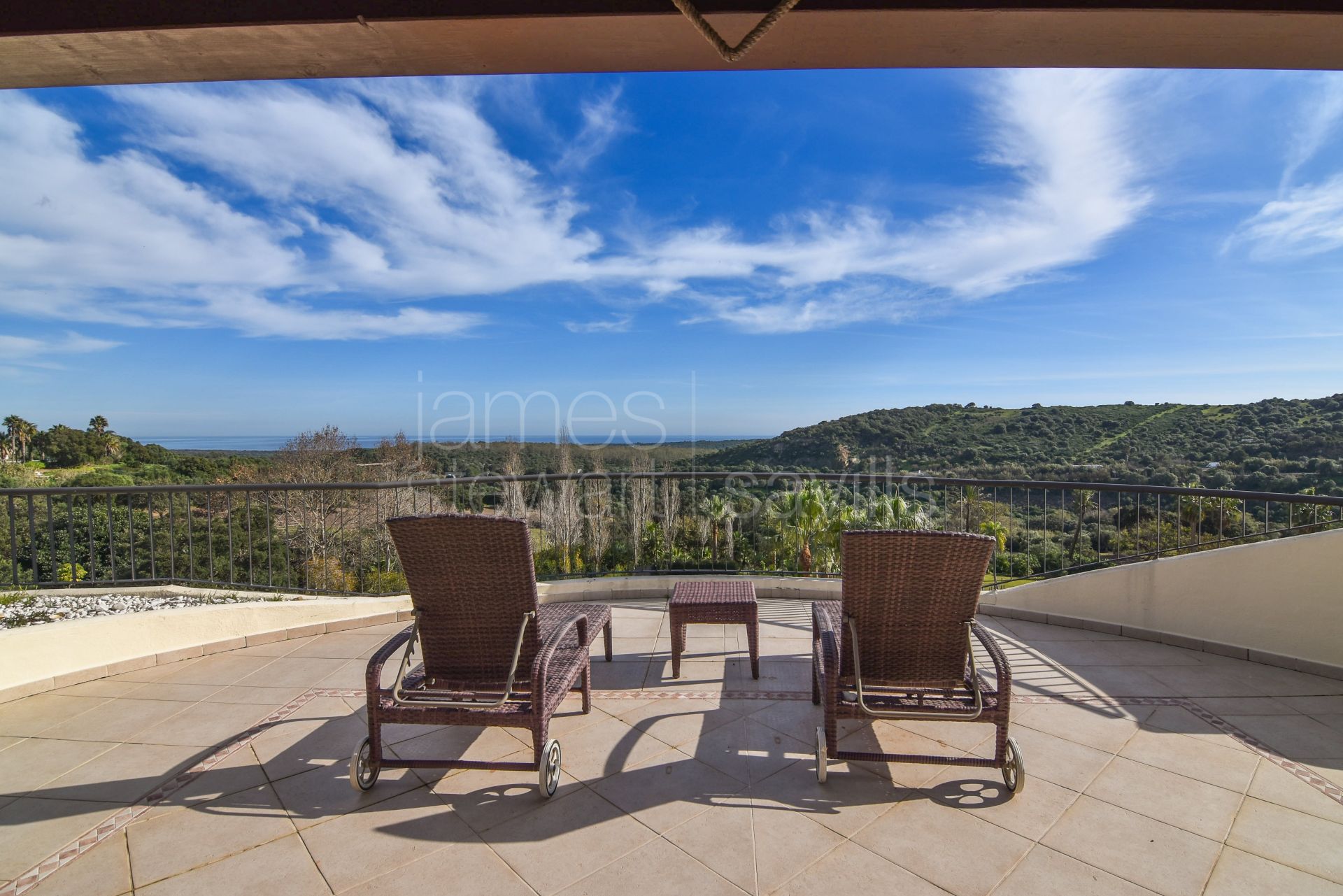 Duplex penthouse with solarium in the San Roque Club with lovely sea views