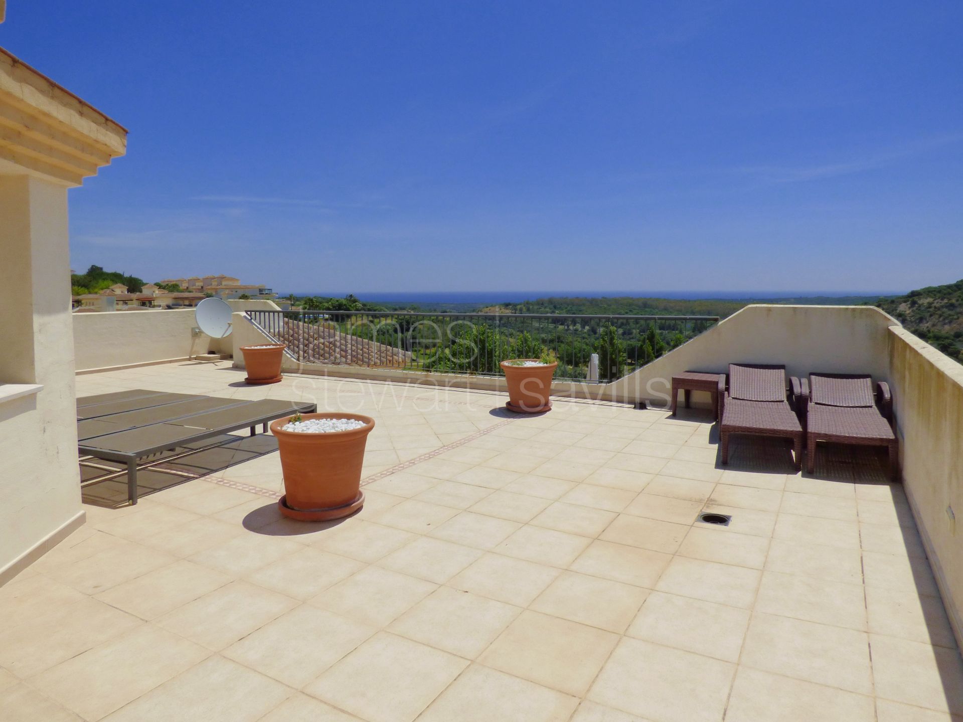 Duplex penthouse with solarium in the San Roque Club with lovely sea views