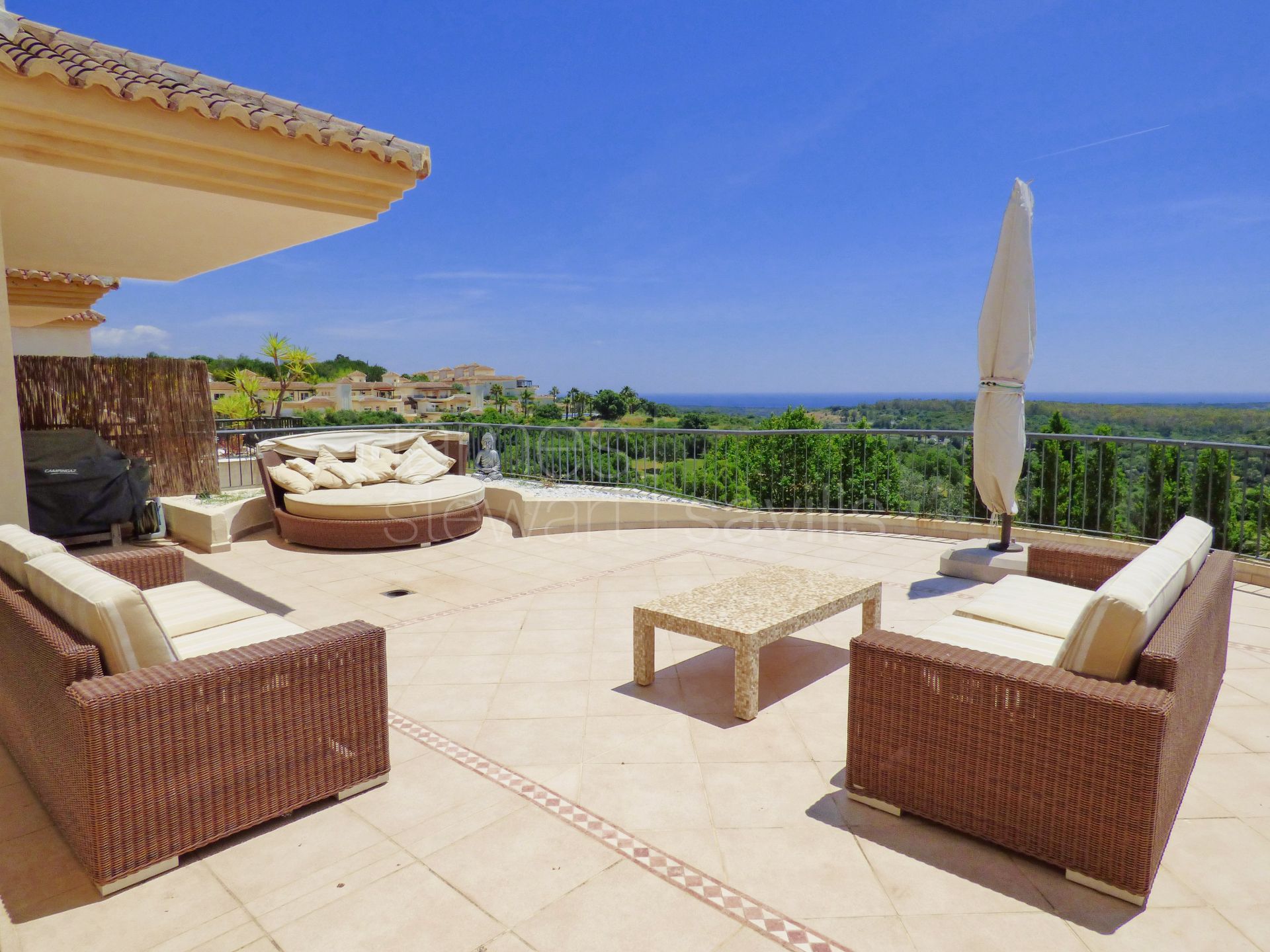 Duplex penthouse with solarium in the San Roque Club with lovely sea views