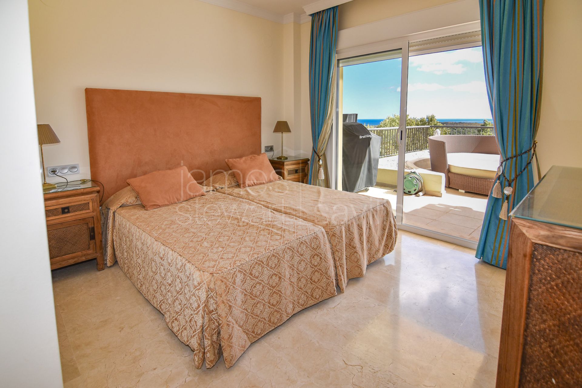 Duplex penthouse with solarium in the San Roque Club with lovely frontal sea views