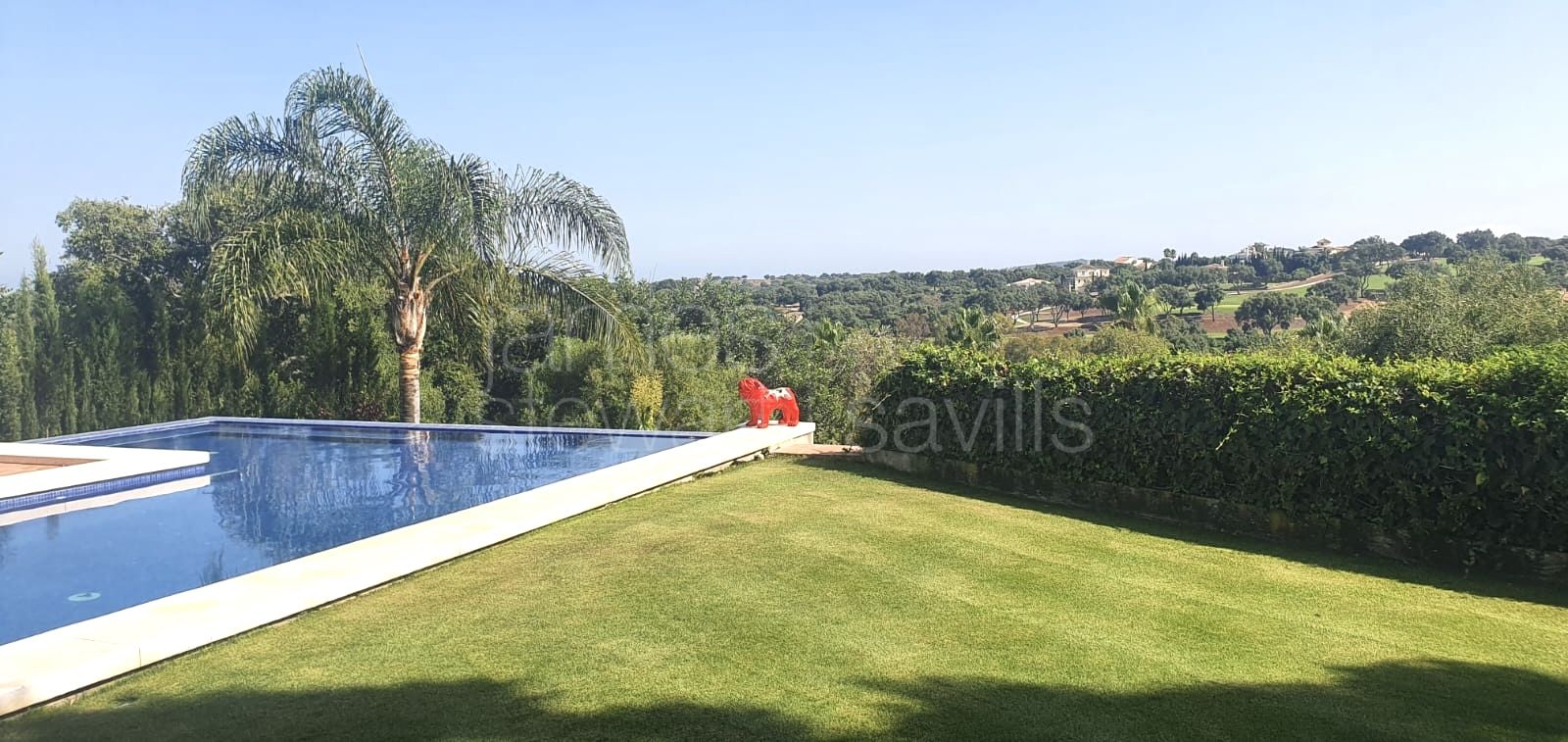 Excepcional Villa de Seis Dormitorios con Jardín, Piscina y Cueva Privada – Sotogrande Alto