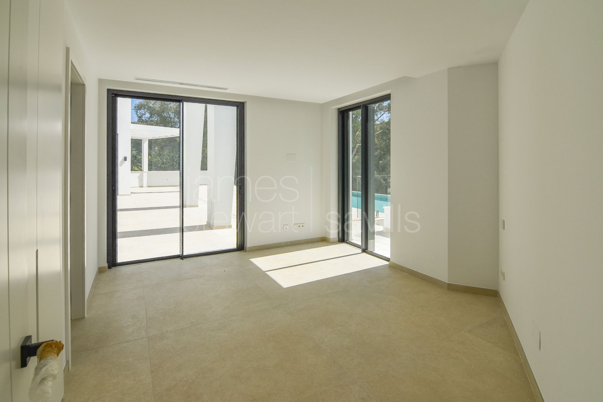 Brand new villa in a quiet area facing a green zone in Sotogrande Alto - completed May 2025