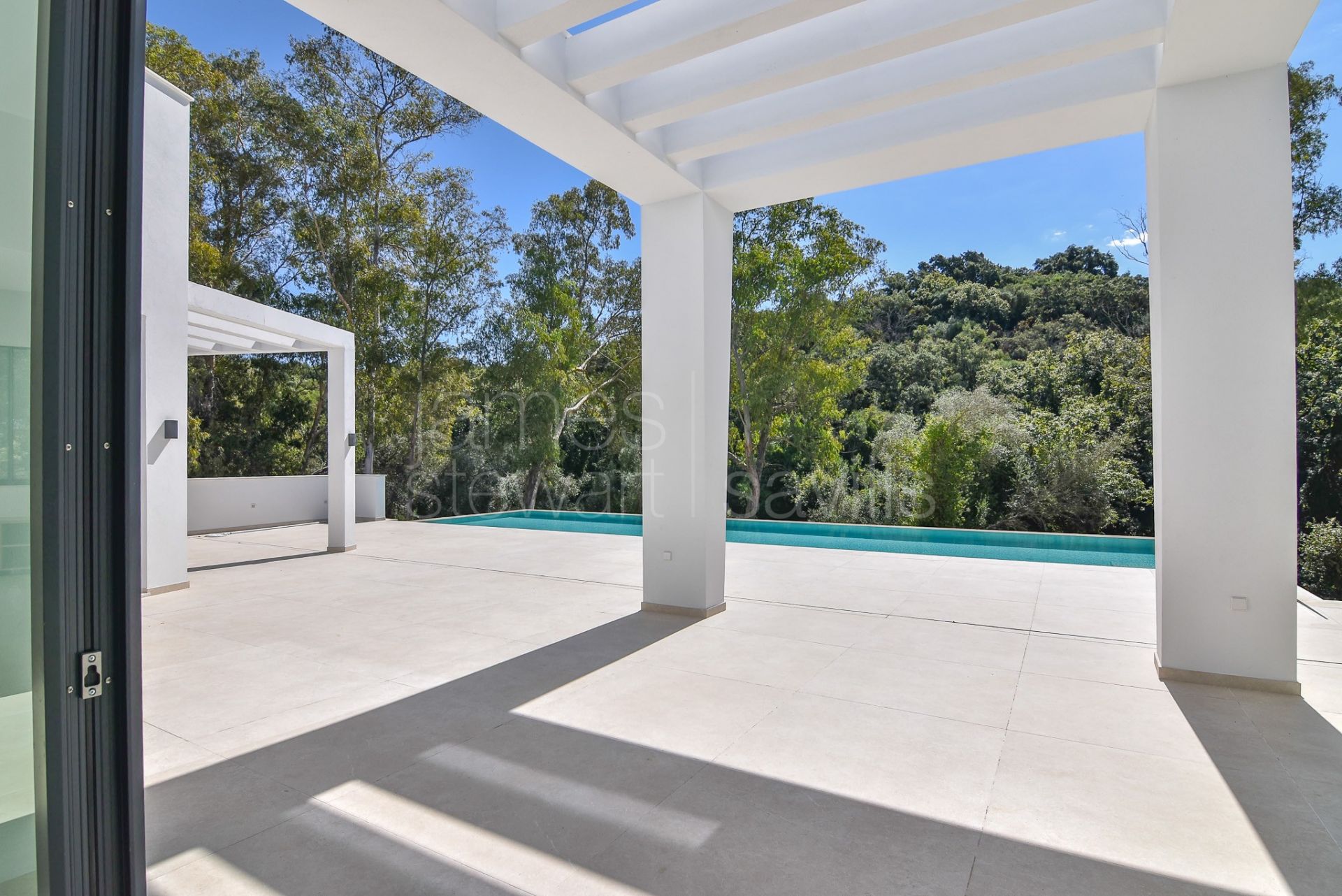 Brand new villa in a quiet area facing a green zone in Sotogrande Alto - completed May 2025
