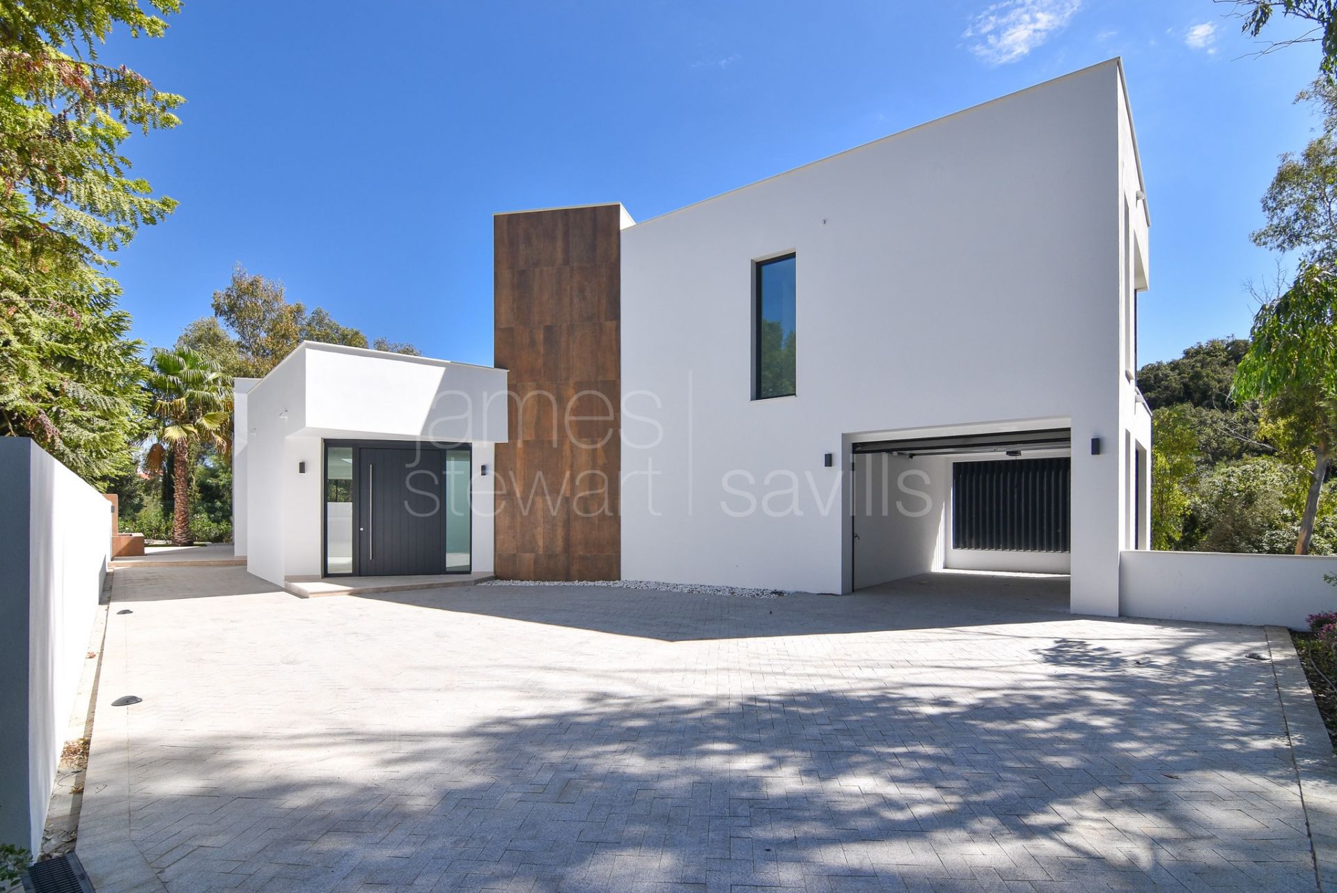 Brand new villa in a quiet area facing a green zone in Sotogrande Alto - completed May 2025