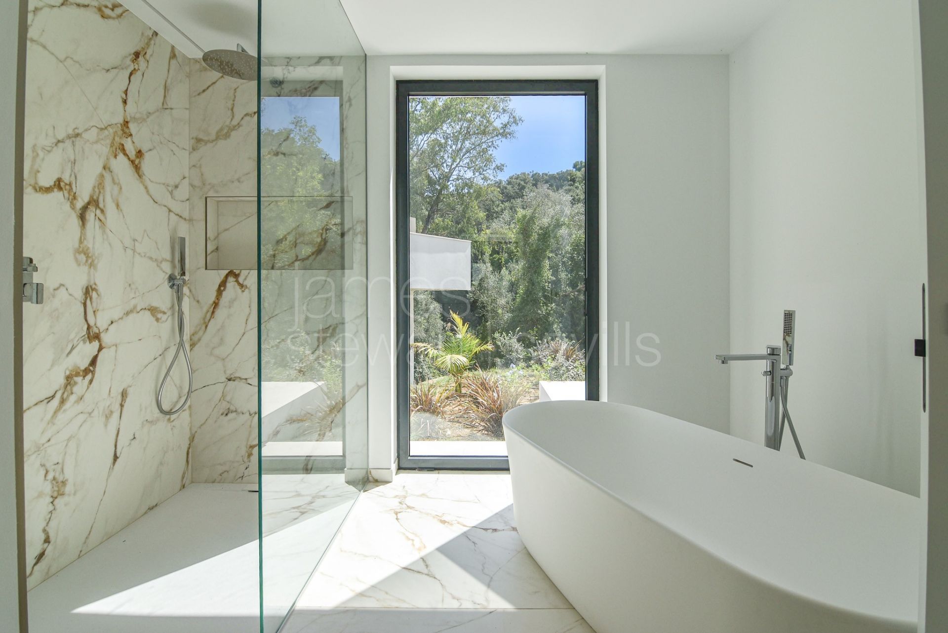 Brand new villa in a quiet area facing a green zone in Sotogrande Alto - completed May 2025