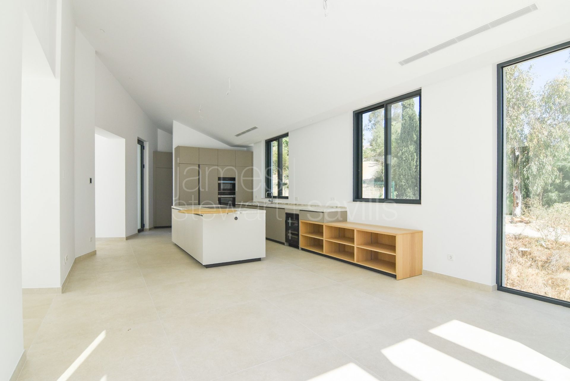 Brand new villa in a quiet area facing a green zone in Sotogrande Alto - completed May 2025